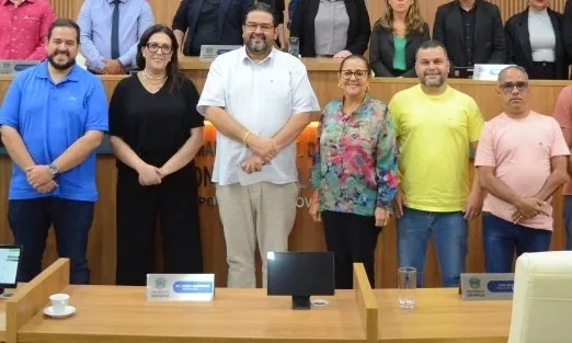 Vereadores tentam barrar cassação imediata de vereadora e pedem que Câmara adie decisão