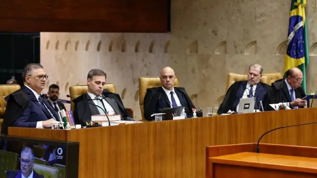 Pedido de vista de Dino trava julgamento sobre Moraes no STF