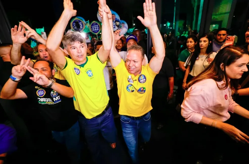 Cláudio Ferreira desafia direção do PL, exibe adesivo de Pivetta e diz não temer represália